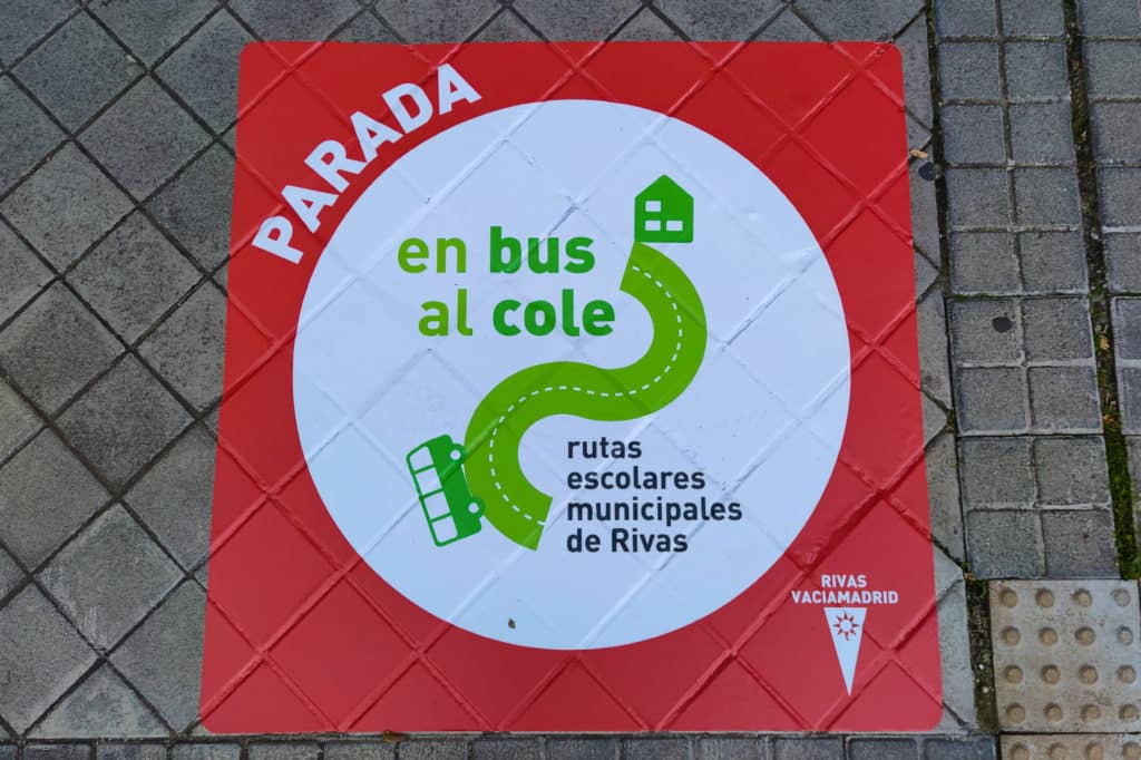 Muchas de las paradas están señalizadas de esta forma en las aceras