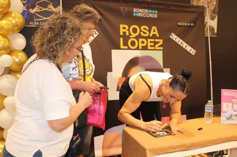 Rosa López, firmando su disco en Rivas