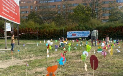 Rivas con la Sanidad Pública invita a plantar un jardín con flores de papel en la parcela del cuarto centro de salud