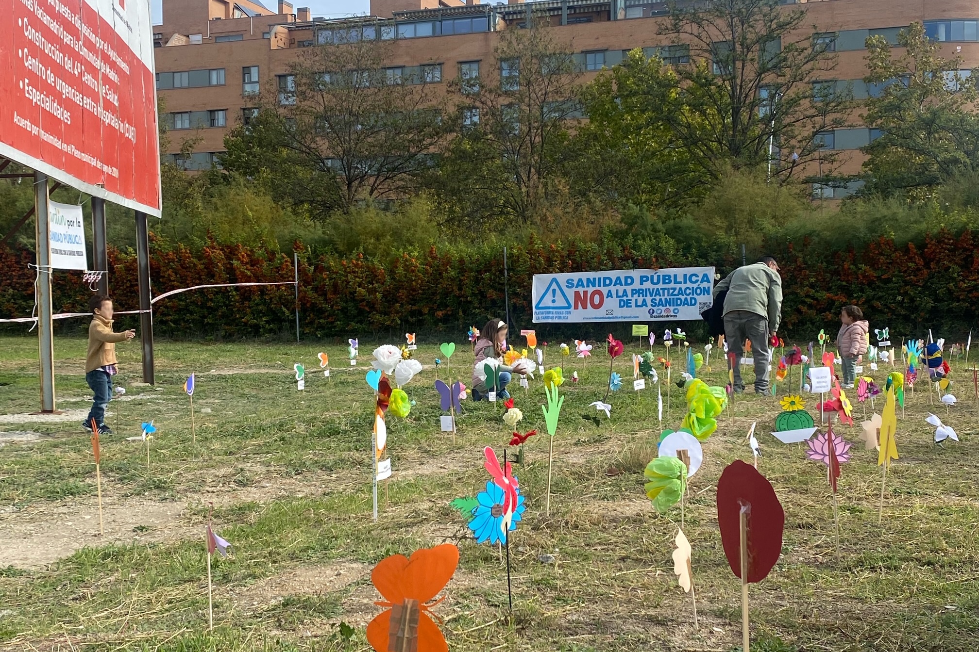 Jardín de papel plantado para reivindicar el cuarto centro de salud