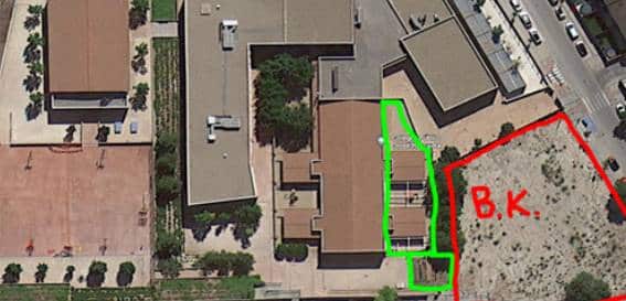 Vista aérea del colegio José Iturzaeta. En verde, la zona de 3 años y en rojo, la parcela destinada al Burguer King