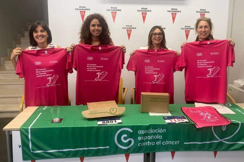 De izquierda a derecha: Gema López, Mónica Carazo, Aída Castillejo y Carmen Galatas, con la camiseta de la carrera