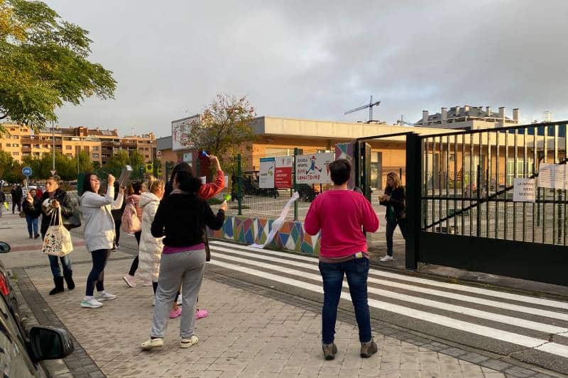 Educadoras y maestras de la escuela infantil Pippi, durante la segunda jornada de huelda este miércoles 25 de octubre
