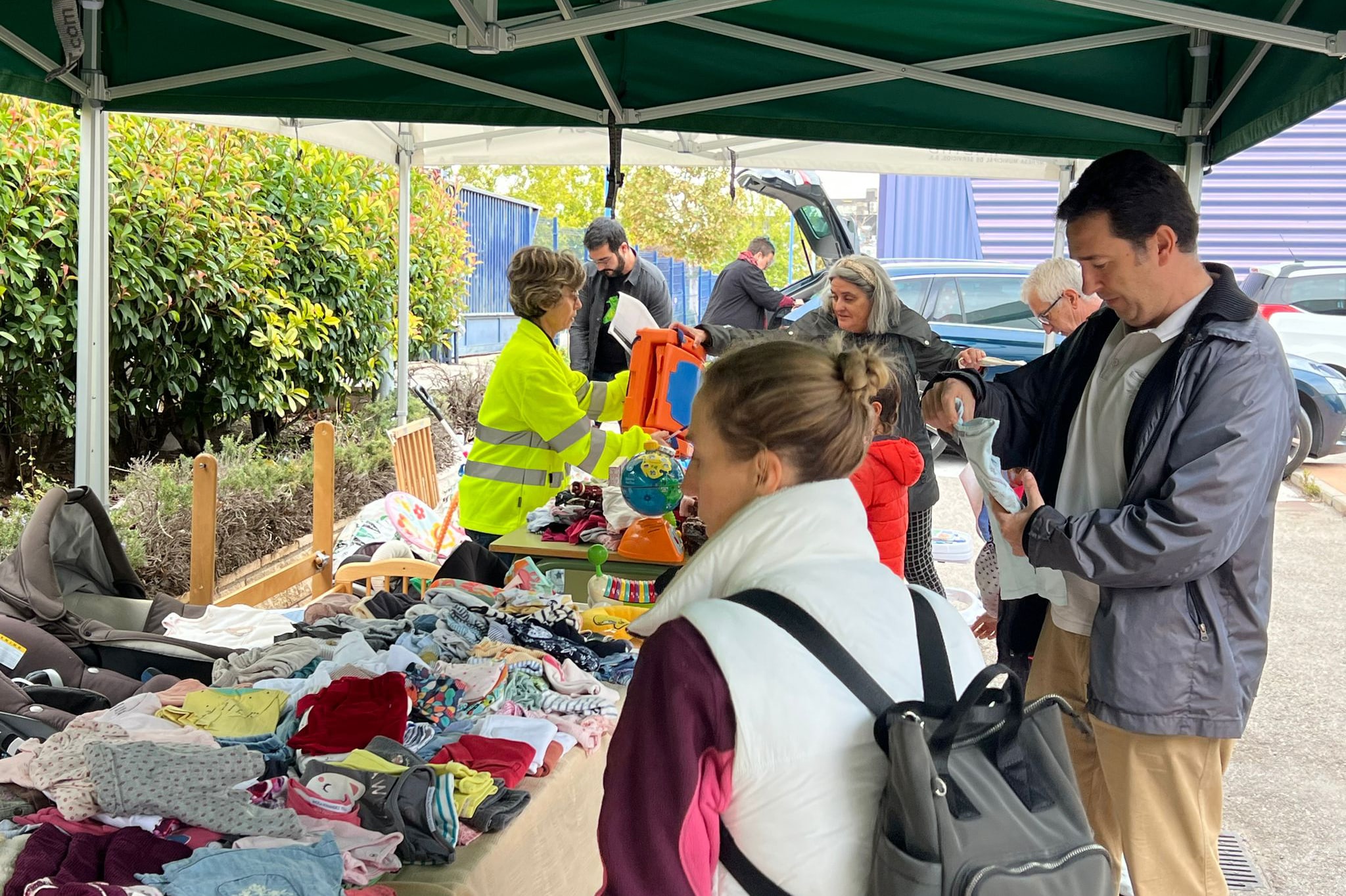 Mercadillo de reutilización de material para bebé