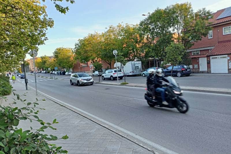 El tráfico rodado y la acera no están separados en este tramo de la avenida de Los Almendros con muchos colegios cercanos