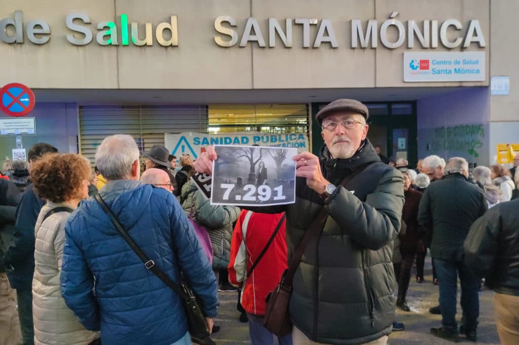 Los manifestantes mostraron carteles con la cifra de fallecidos en las residencias