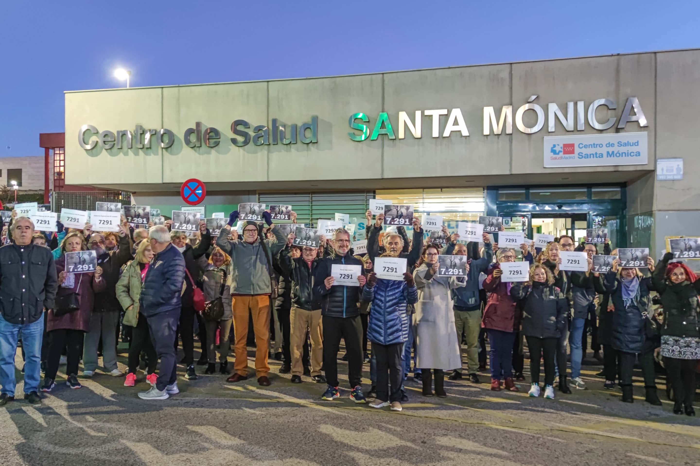 Un centenar de personas recordó a los fallecidos en las residencias