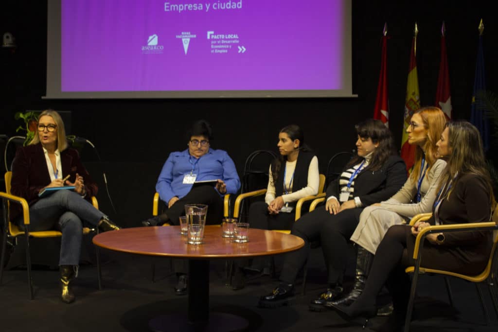 Mesa redonda compuesta por representantes de la empresa, el alumnado y los centros de formación