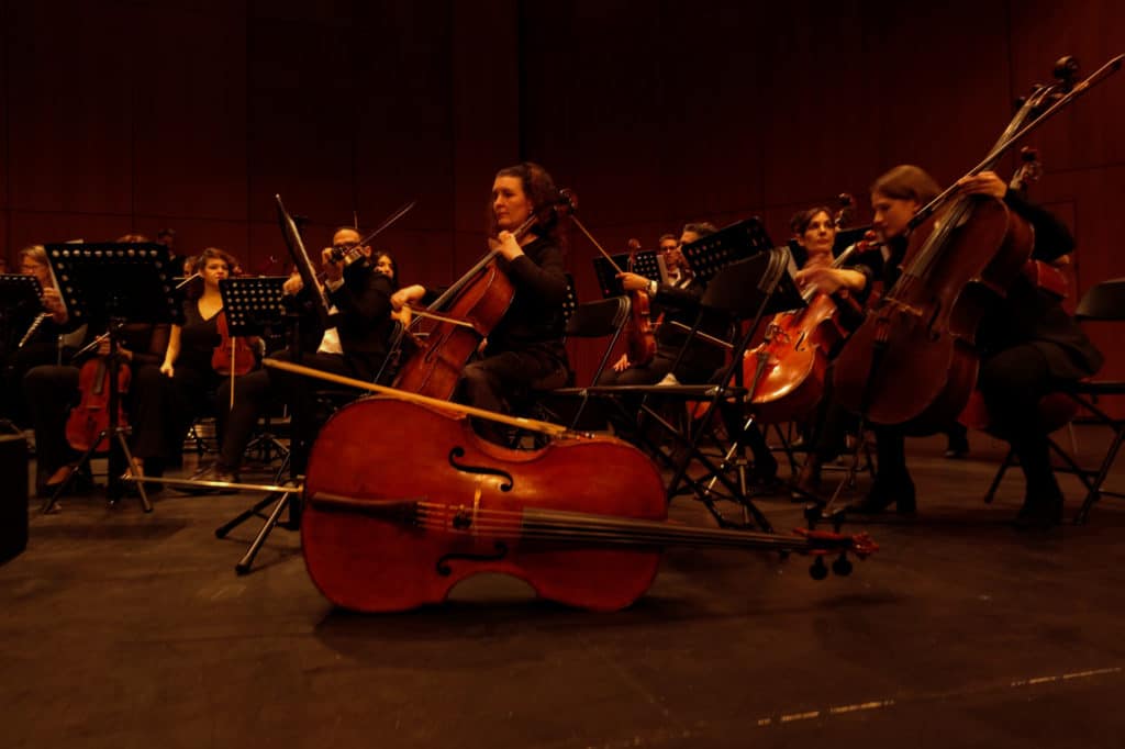 Los más de 70 instrumentalistas de la orquesta preparándose para el concierto