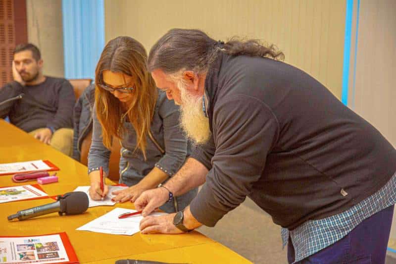 Firma de uno de los siete convenios de colaboración en materia de cooperación internacional