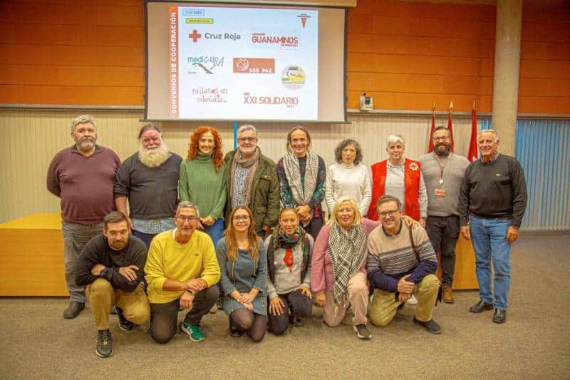 Representates del Ayuntamiento y de las siete entidades sociales, en la firma de los convenios