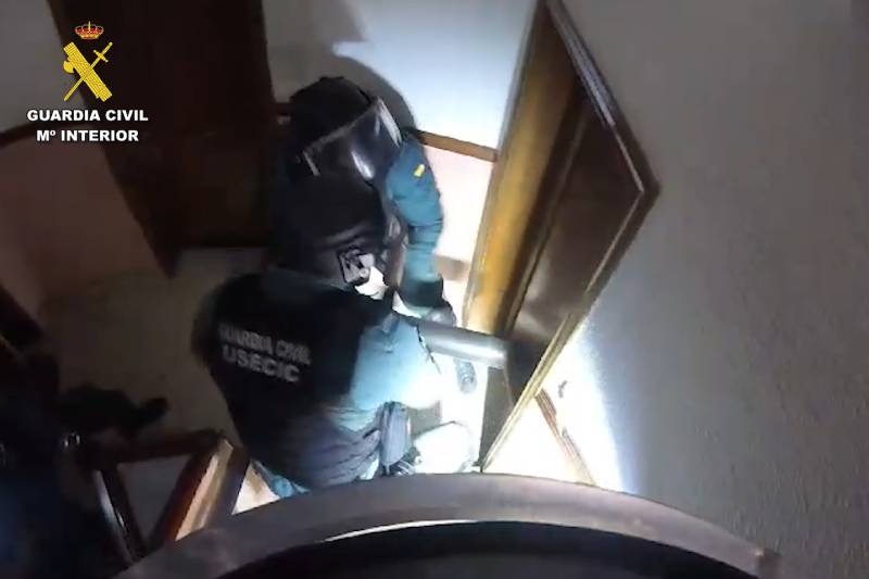 Agentes de la Guardia Civil entrando en uno de los domicilios de los presuntos ladrones