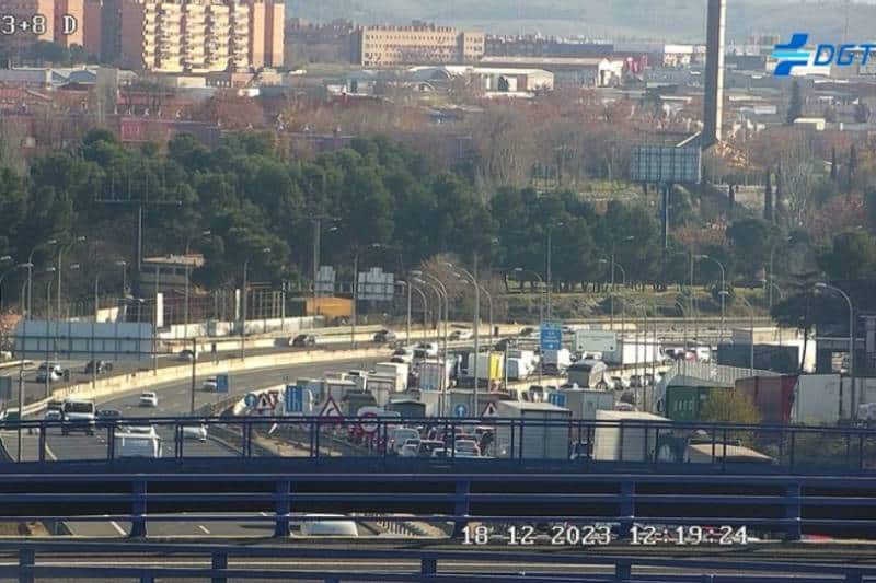 Atasco generado en Rivas por el corte de un carril en la A-3