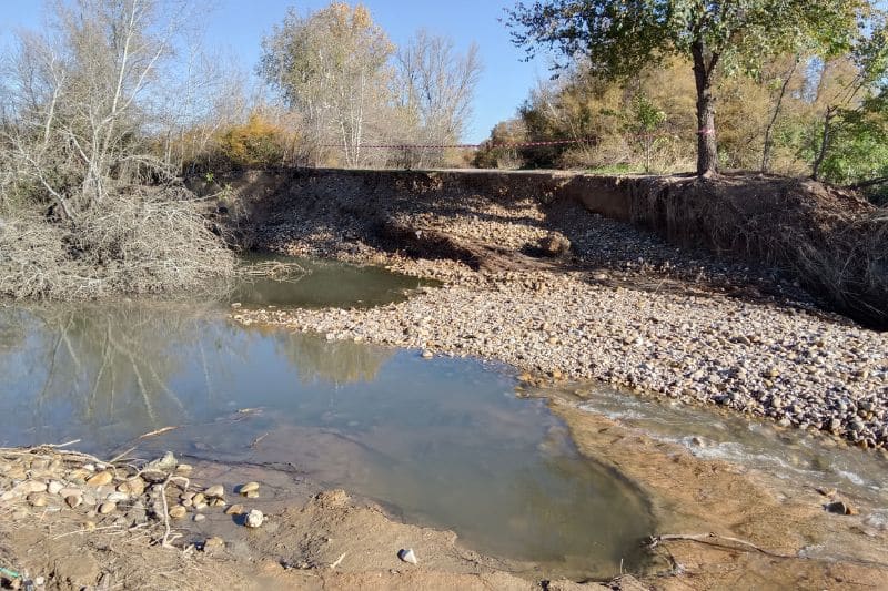 Pasaje de agua creado entre la laguna del soto de las Juntas y el río Jarama, a causa de las crecidas provocadas por la lluvia (Fuente: Diario de Rivas)