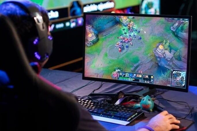 Un joven jugando a videojuegos