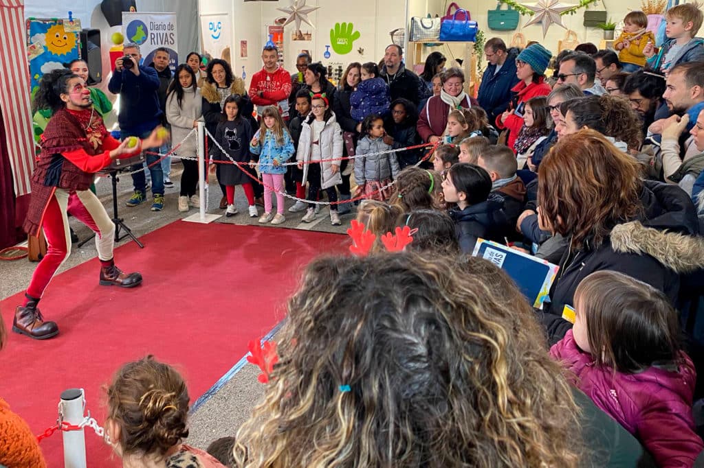 Espectáculo de circo durante el mercadillo navideño del comercio local