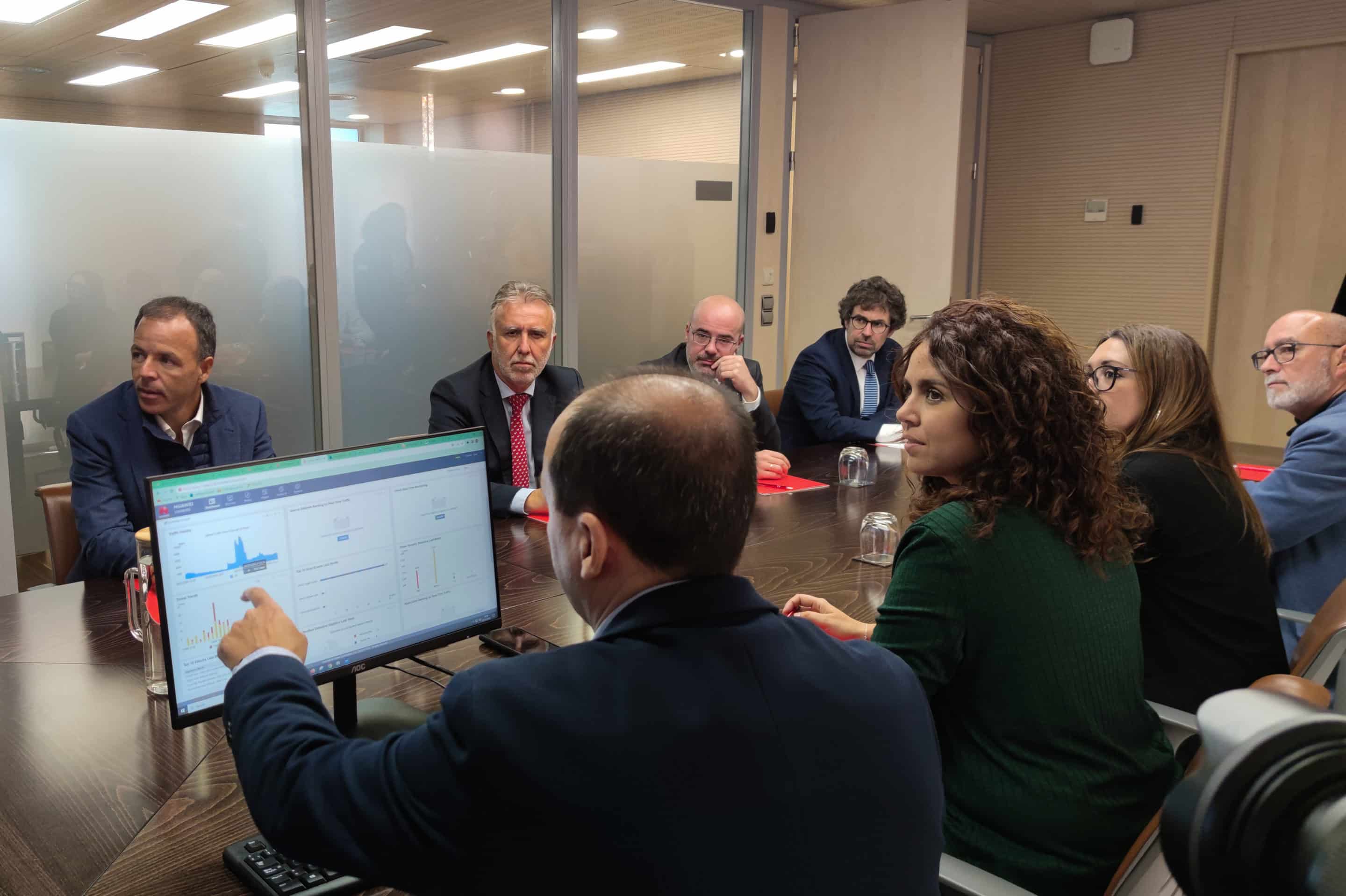 El ministro atiende a la explicación de las políticas en materia de innovación del Ayuntamiento