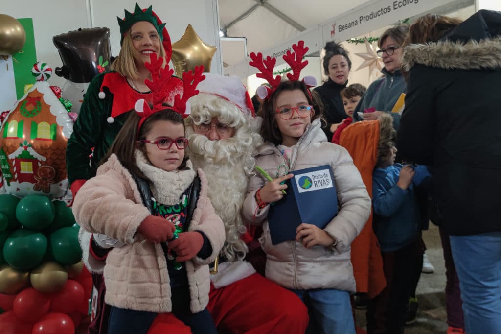 Los más pequeños recibieron la visita de Papá Noel en el mercadillo