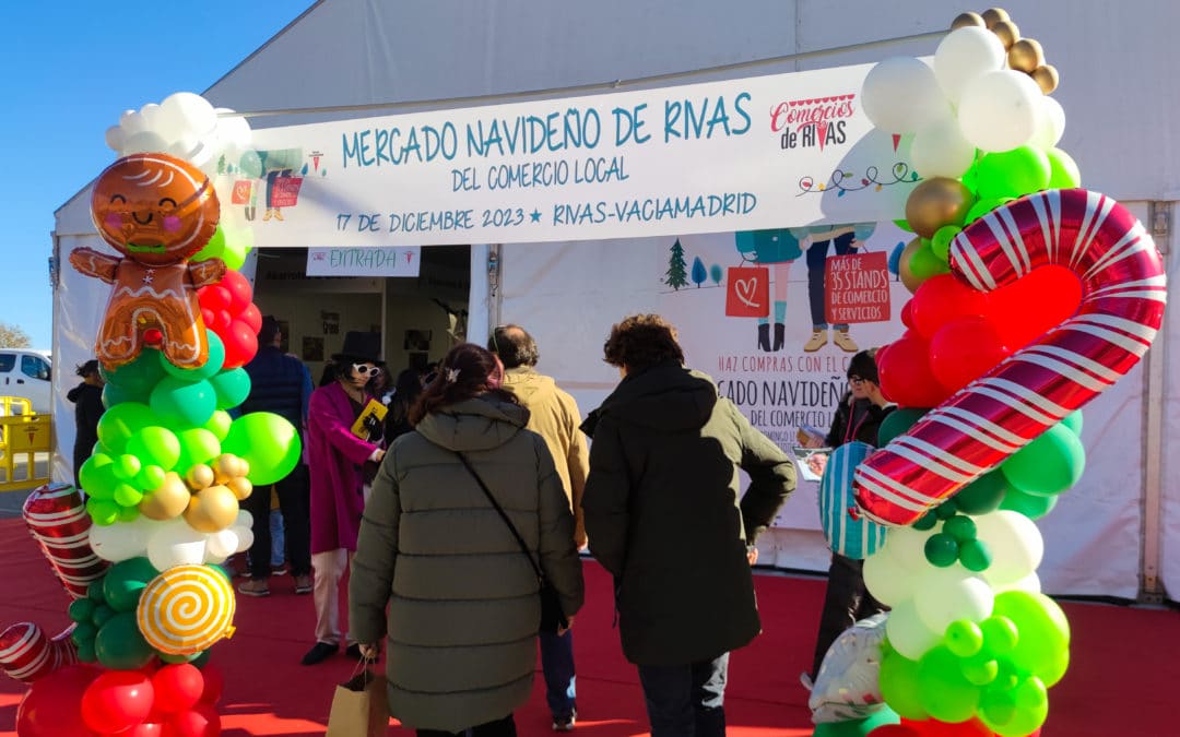 Cientos de personas arropan a los comercios locales de Rivas en su primer mercadillo navideño