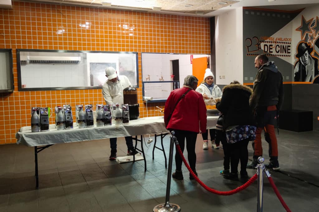 Reparto de churros con chocolate a los clientes de Rivas Centro (foto: Diario de Rivas)