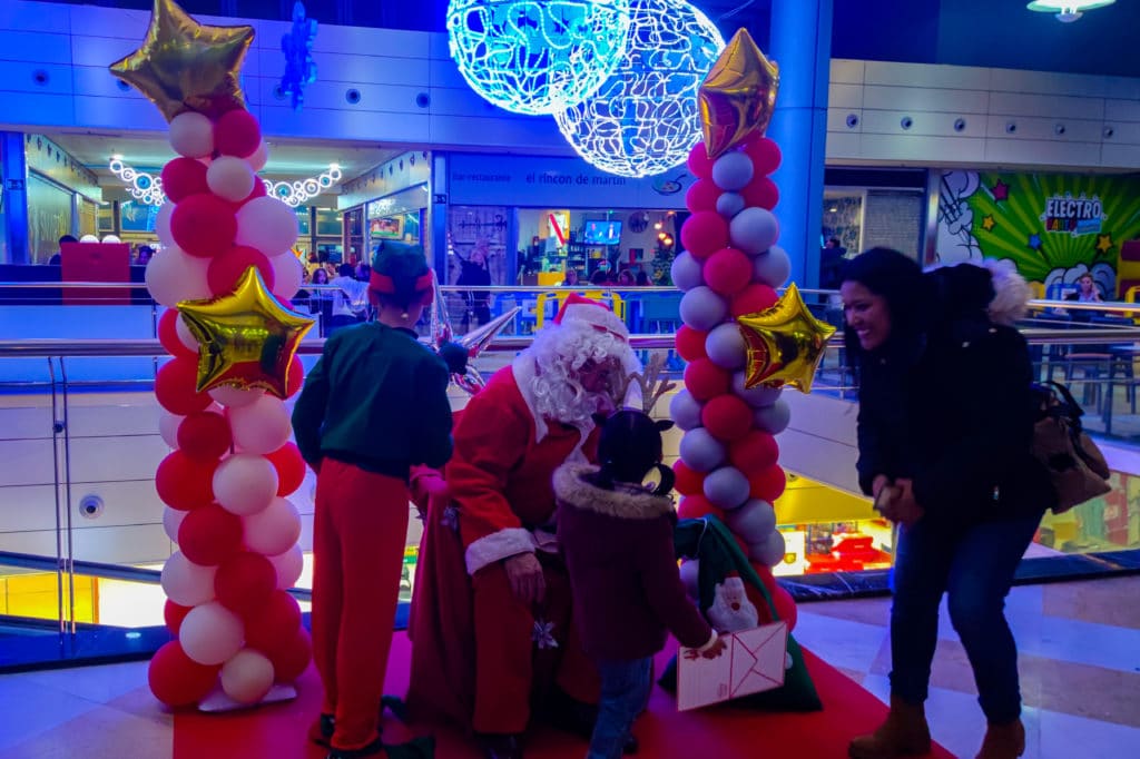 Papá Noel atendió las peticiones de los más pequeños