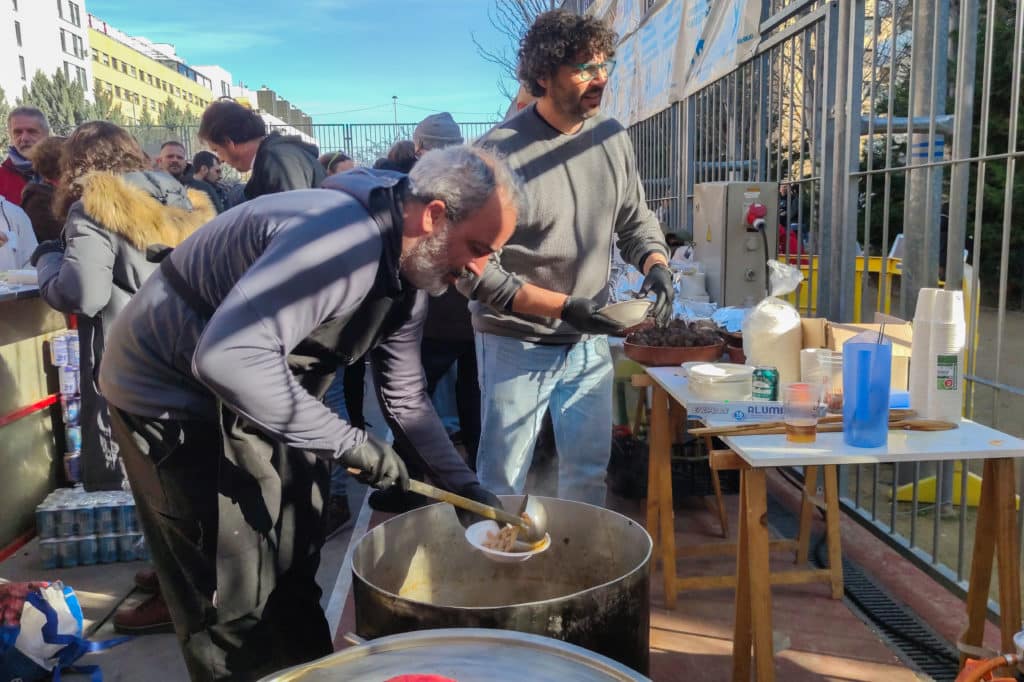 Reparto de la fabada popular durante la fiesta de las Preuvas