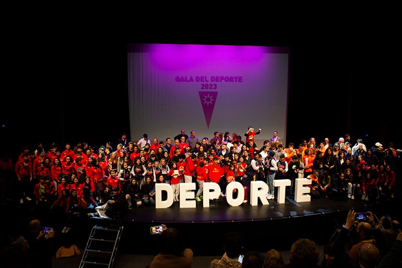 Foto de familia con los deportistas premiados y los representantes del consistorio en la III Gala del Deporte
