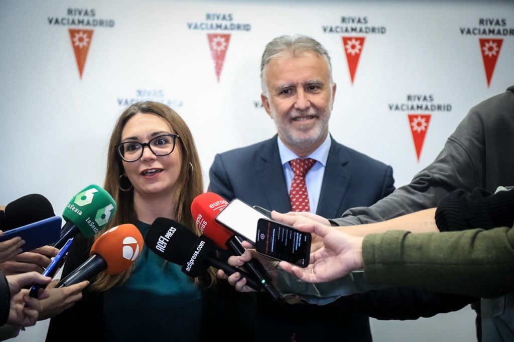 La alcaldesa y el ministro atienden a los medios al terminar la reunión