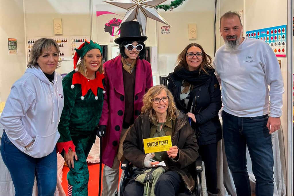 La alcaldesa, Aída Castillejo, y la concejala de Desarrollo Económico, Manuela Refolio, visitan el mercado