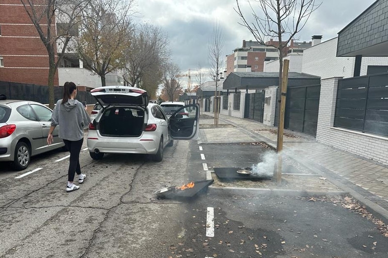 Dos agentes fuera de servicio evitan en Rivas la muerte de un hombre que generó un incendio en el interior de su coche