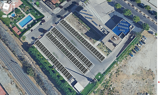 Simulación de la instalación de pérgolas con placas solares en el parking de la comisaría