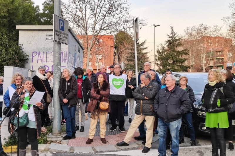 Un momento de la concentración en el exterior del centro de salud La Paz