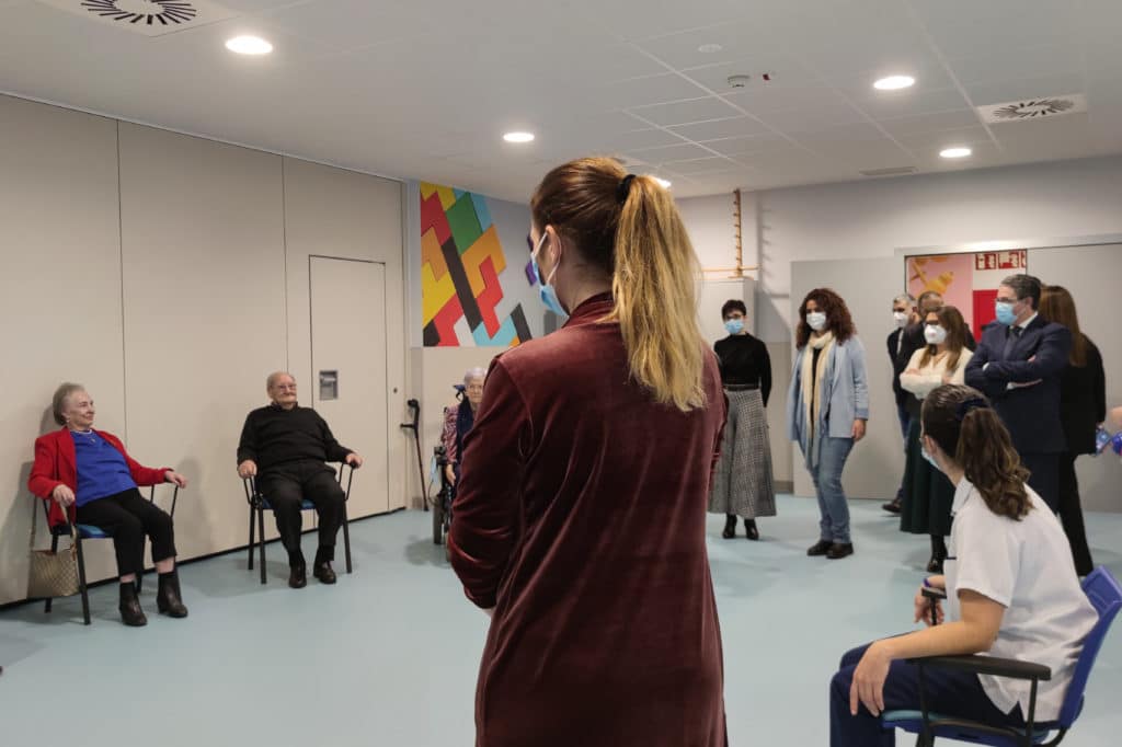 La consejera Ana Dávila visita a algunos de los usuarios de Valdeluz