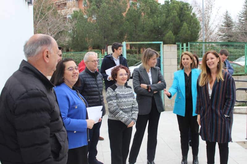 A la derecha, Ana Dávila, a su llegada a las instalaciones de Aspadir