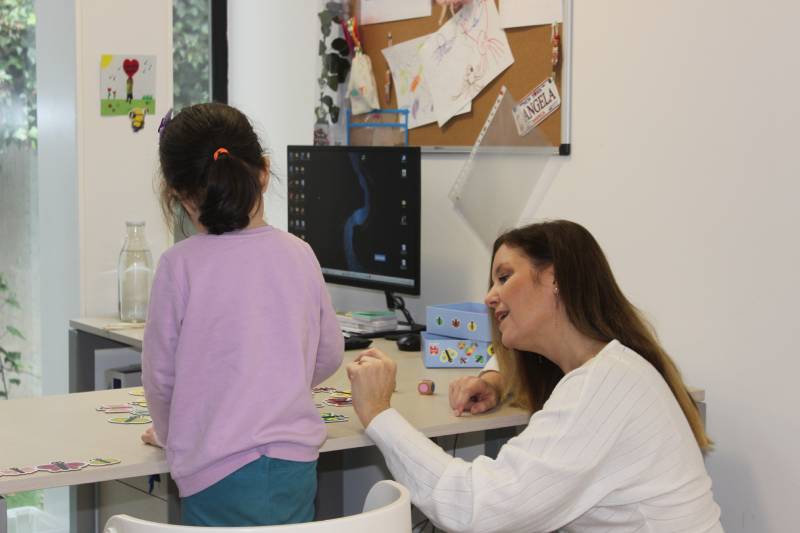 Ana Dávila, interactuando con una niña en el centro de Atención Temprana de Aspadir