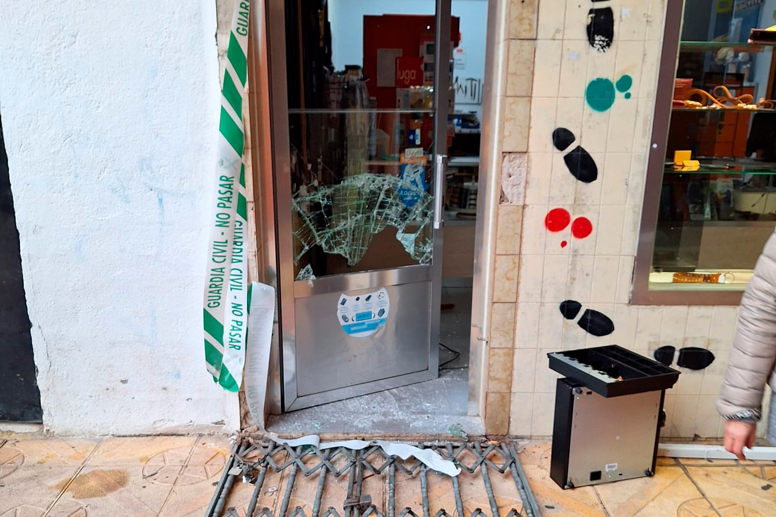 Entrada de la zapatería Ideal el día siguiente al robo