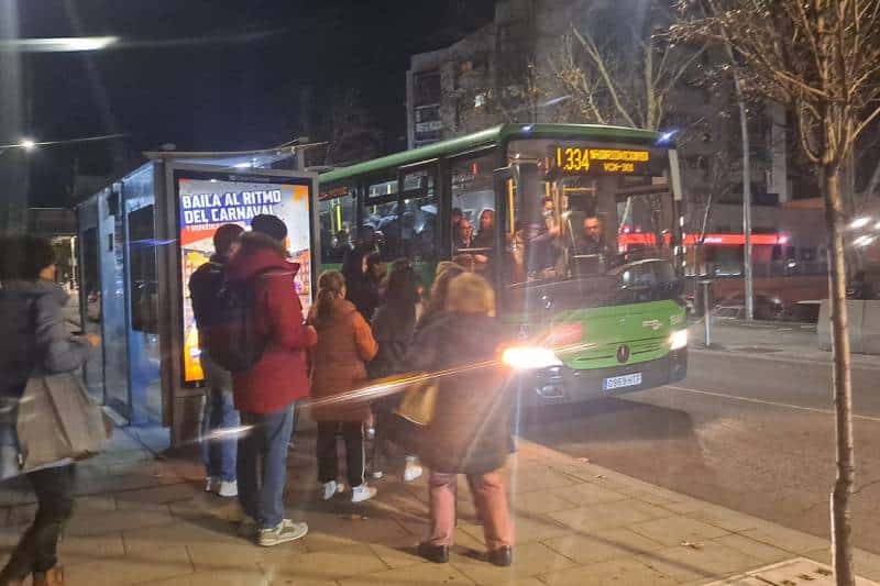 Autobús 334 completo a su paso por Covibar en la mañana del jueves 8 de febrero