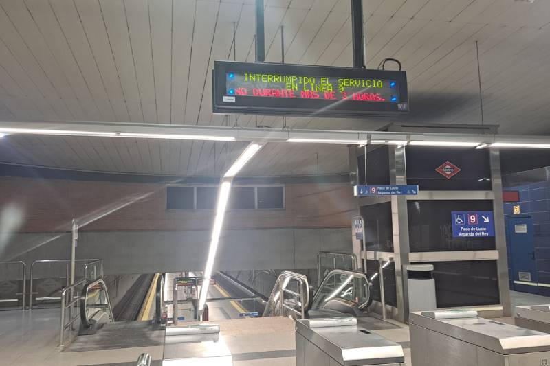 Estación de Metro de Rivas Urbanizaciones, con el cartel del servicio interrumpido, este jueves 8 de febrero