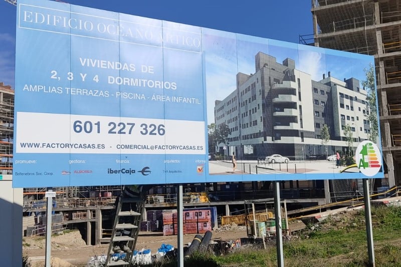 Cartel de la cooperativa Beltenebros, junto a las obras de las viviendas de Entremares, en el Cristo de Rivas
