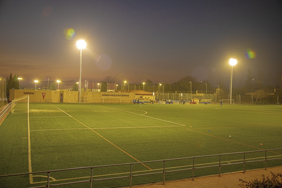 Las nuevas torretas de luz del campo de fútbol del polideportivo Cerro del Telégrafo