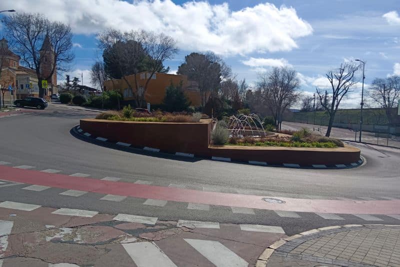 Diferencia de cota entre la zona alta y la baja de la fuente armilar de la avenida de Francia, en Rivas Vaciamadrid.