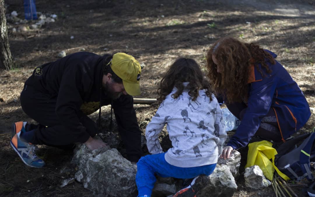 Familias ripenses plantan encinas para repoblar el Cerro del Telégrafo de Rivas