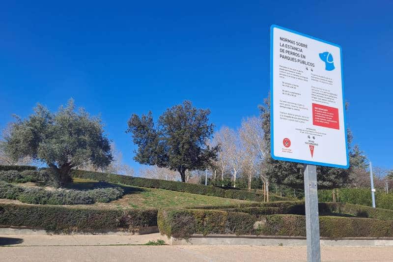 Cartel de las normas de uso con perros en el parque Bellavista