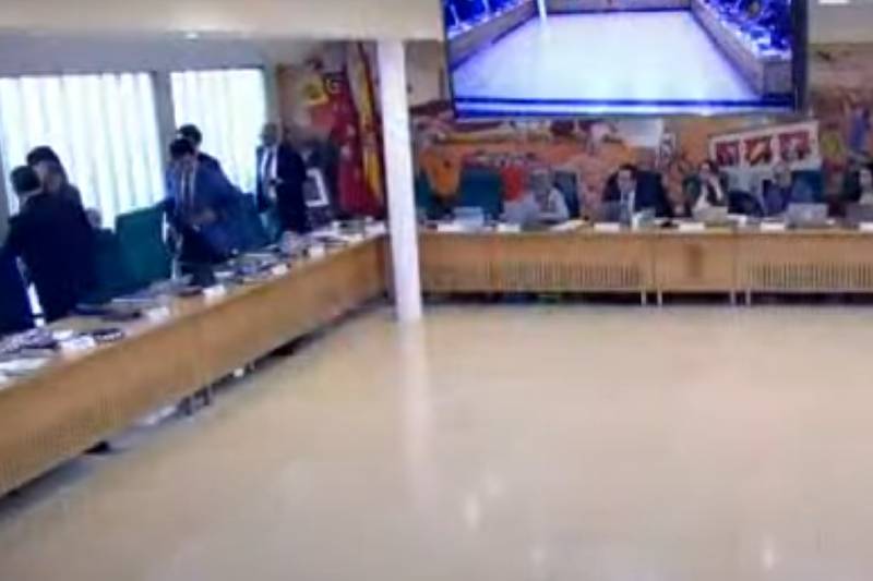 Los concejales del PP, yéndose del salón de Plenos