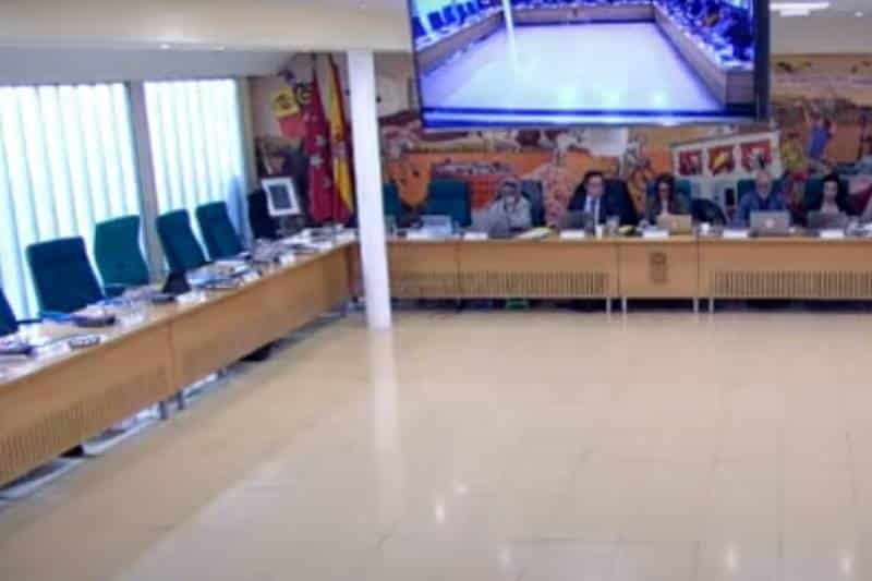 Los asientos de los ediles del PP, vacíos durante la moción del Consejo de Mujeres