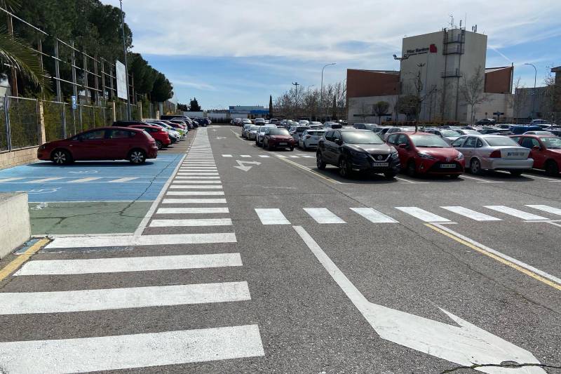 El Ayuntamiento pinta pasos de peatones en el aparcamiento del polideportivo Cerro del Telégrafo de Rivas