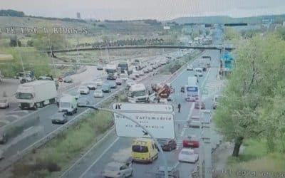 Retenciones en ambos sentidos en la autovía de Valencia por el accidente de un camión a la altura de Rivas