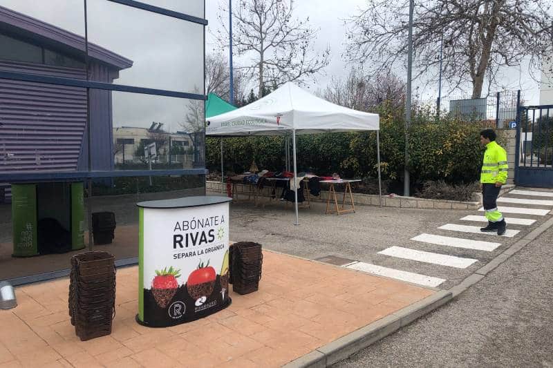 Mesa informativa en la entrada del mercadillo de reutilización de Rivamadrid