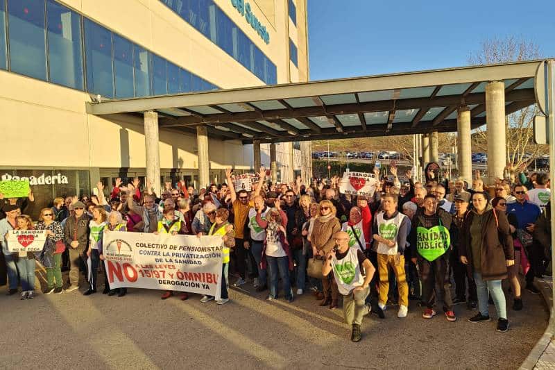 Concentración en la puerta del hospital del Sureste (foto: plataforma Rivas con la Sanidad Pública)