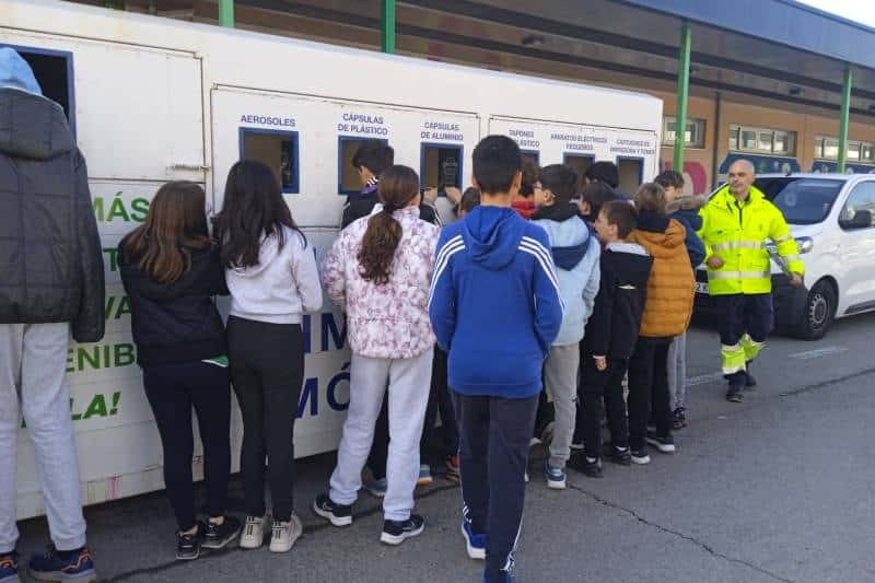 El alumnado, interesado en el punto limpio móvil de Rivamadrid